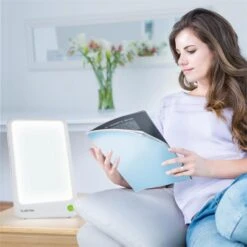 Summershine Slim Lichtdusche Tageslichtlampe LED ~23.600 Lux 21x13 Cm -Optimal Küchengeräte Geschäft 10030744 yy 0002 ambient Klarstein Summershine Slim Lichtdusche weiss reedit