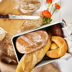 Stigby 2-in-1 Brotkasten Mit Schneidebrett Metallblech Bambus 13 Stigby 2-in-1 Brotkasten Mit Schneidebrett Metallblech Bambus -Optimal Küchengeräte Geschäft 10038121 yy 0005 logo