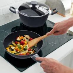 Noto Endurance Bratpfannen-Set Geschmiedetes Aluminium 3 Größen 2 Filz-Schoner 13 Noto Endurance Bratpfannen-Set Geschmiedetes Aluminium 3 Größen 2 Filz-Schoner -Optimal Küchengeräte Geschäft 10045004 yy 0003 logo